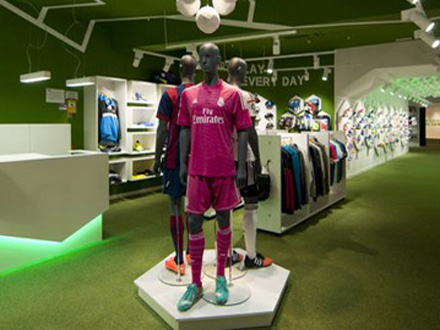 体育用品专卖店安装数字足球运动模拟器